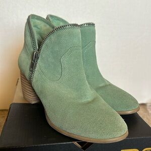 Chinese laundry women’s ankle boots size 7.5 seafoam green